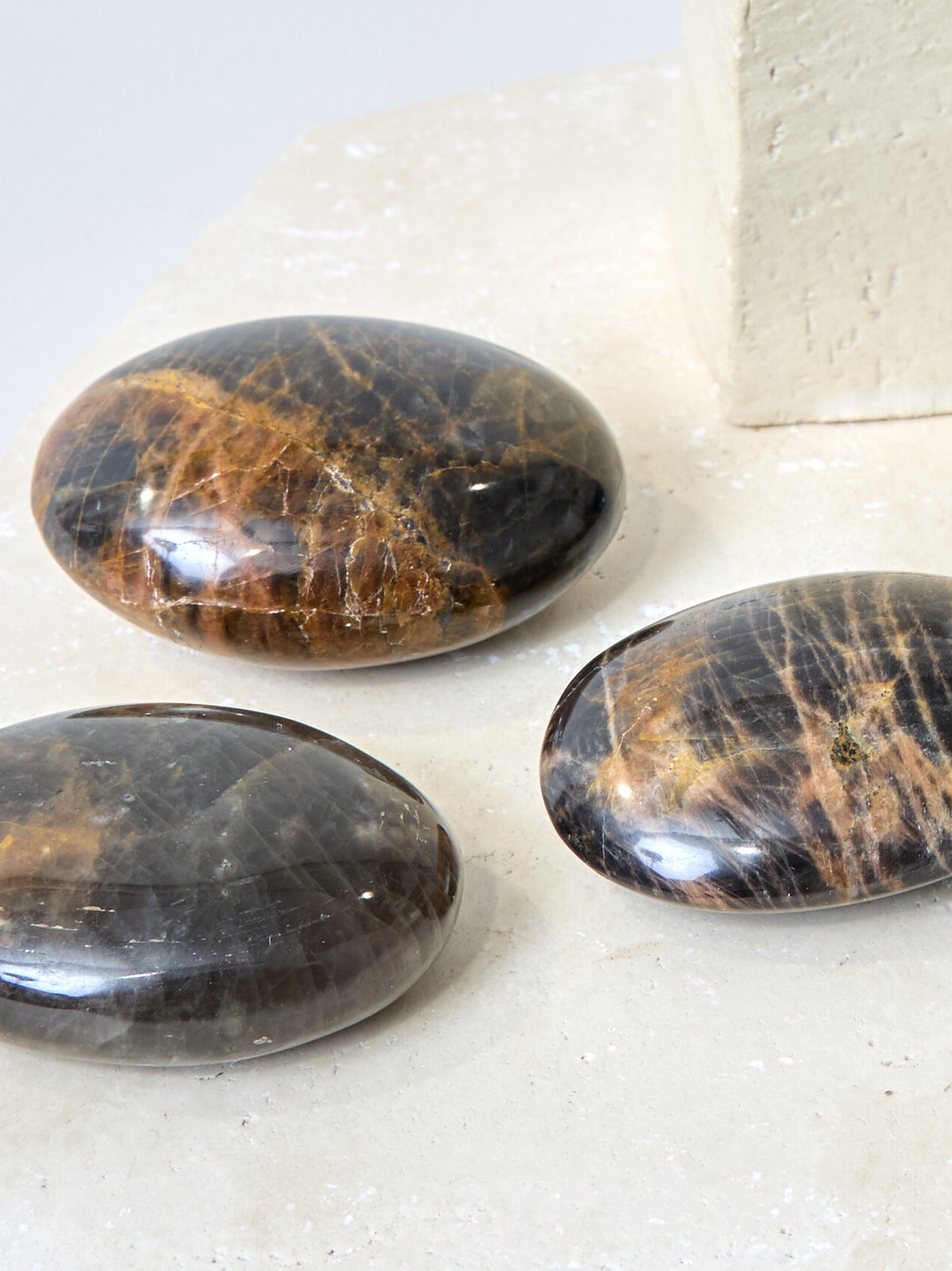 Mondsteinschwarz, Handschmeichler