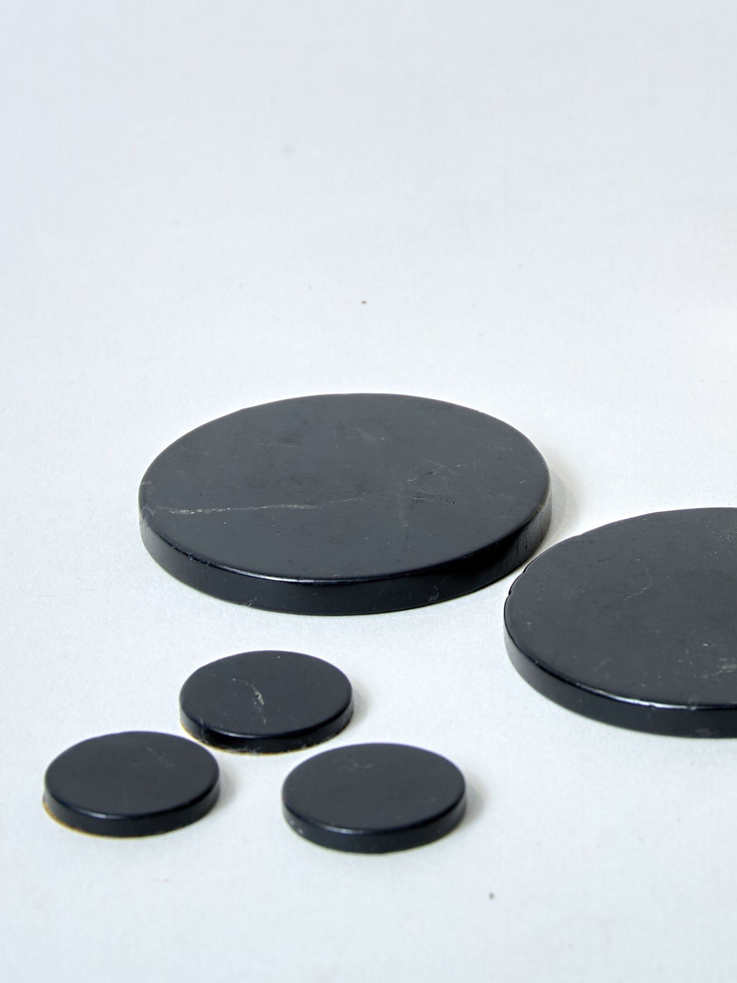 Schungit Scheibe 5cm poliert, selbstklebend