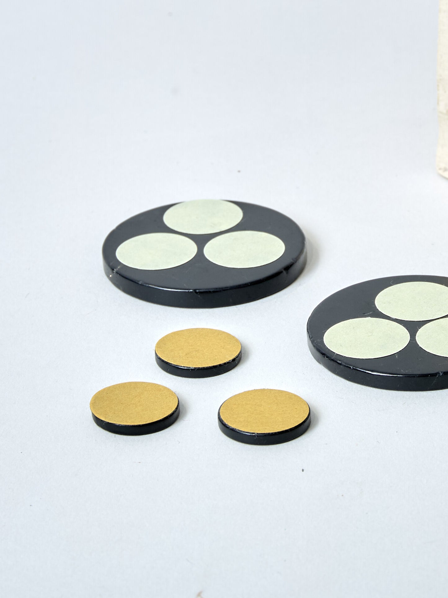 Schungit Scheibe 5cm poliert, selbstklebend