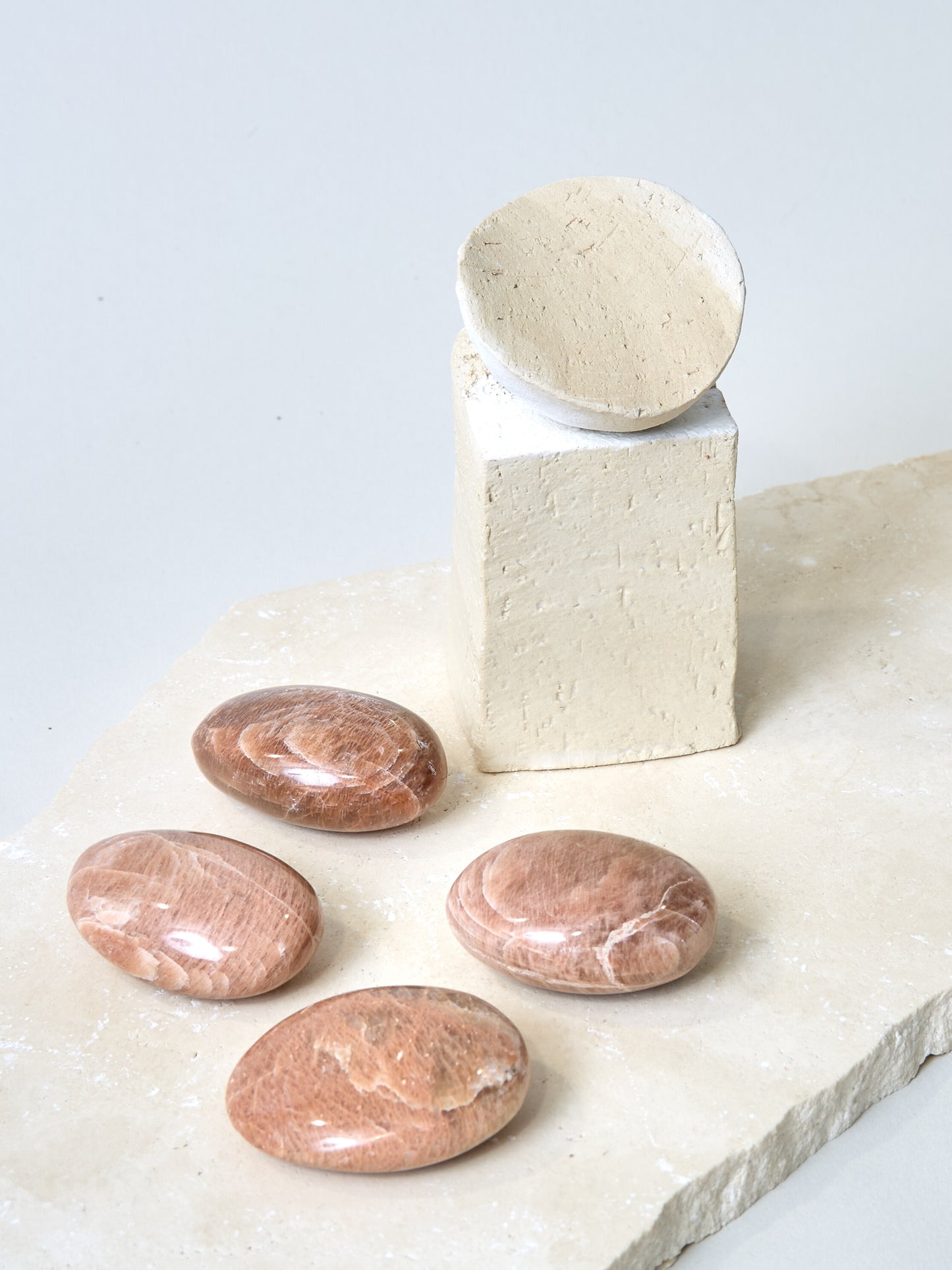 Mondstein Trommelstein M weiß, grau, apricot