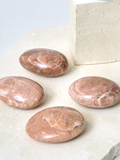 Mondstein Trommelstein M weiß, grau, apricot