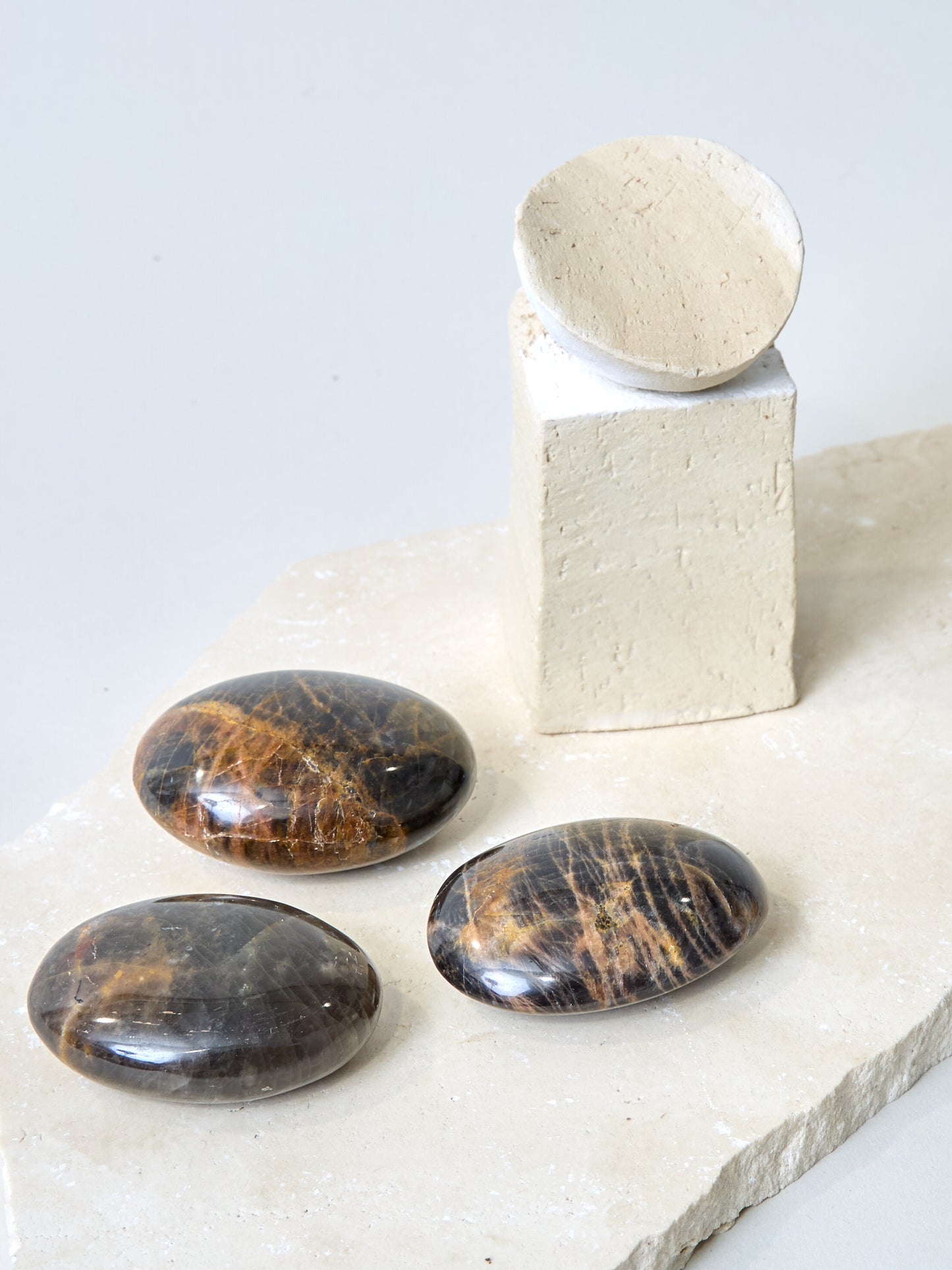 Mondsteinschwarz, Handschmeichler