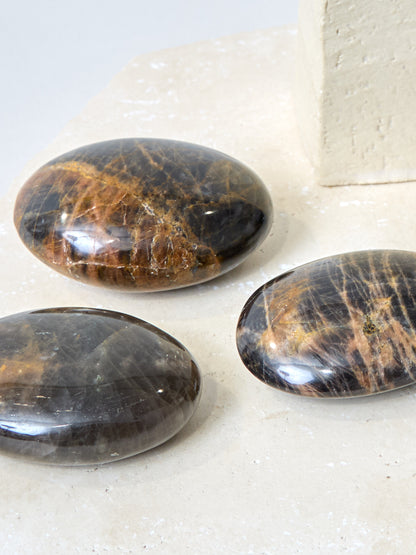 Mondsteinschwarz, Handschmeichler